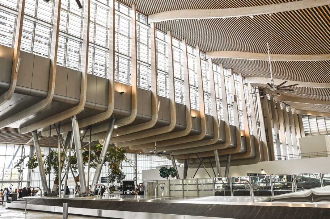 En service depuis mars 2024, la magnifique aérogare bioclimatique des arrivées rafraîchit l'air uniquement par ventilation naturelle. Un exploit architectural pour un bâtiment de cette dimension.